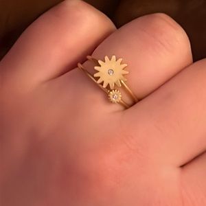 Gold flower rings.